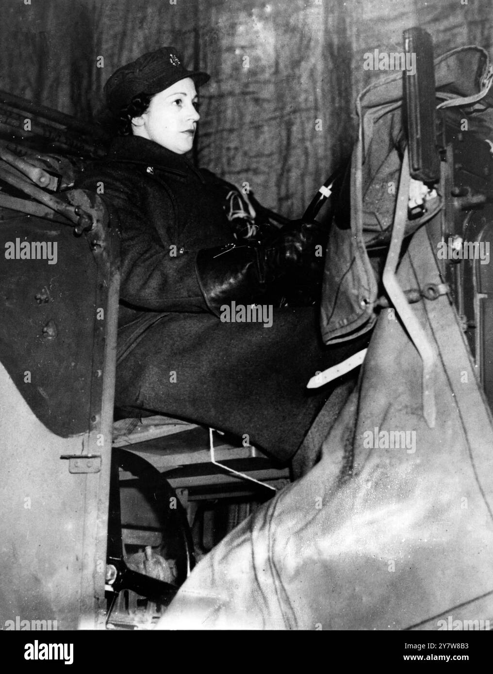 ATS-Mädchen trainierten im Lager des Northern Command als LKW-Fahrer. Die Hauptaufgabe für die Mädchen ist die Überführung der neuen Lastkraftwagen zu Einheiten in ganz Großbritannien im Konvoi. Die Ausbildung dauert drei Wochen , und das Alter der Mädchen liegt zwischen 18 und 43 . Fotoshows: Miss Lilian Brownlow , ehemalige Hoteldirektorin, die alle Klassen von Militärfahrzeugen gefahren hat und am .31. Januar 1941 am Lenkrad eines Militärwagens sitzt Stockfoto