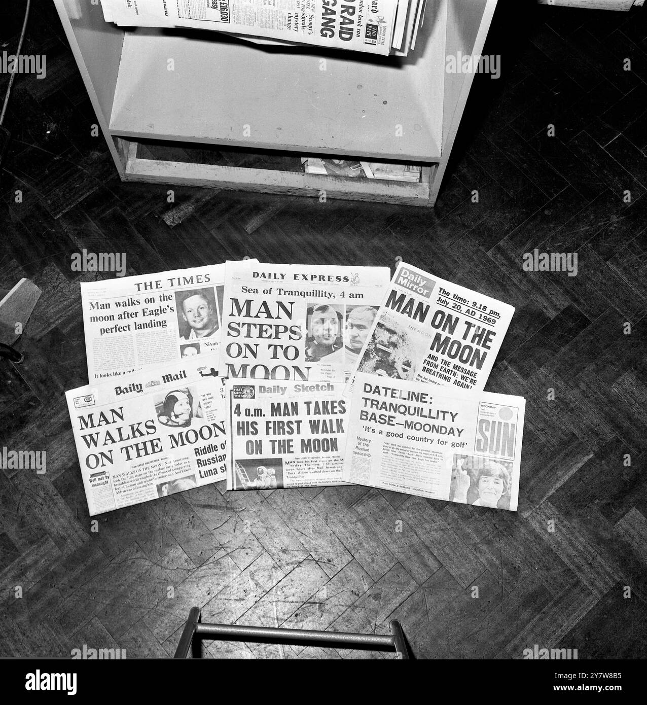 Die Titelseiten der britischen Zeitung erklären den Menschen auf dem Mond. London, UK - 21. Juli 1969 Stockfoto