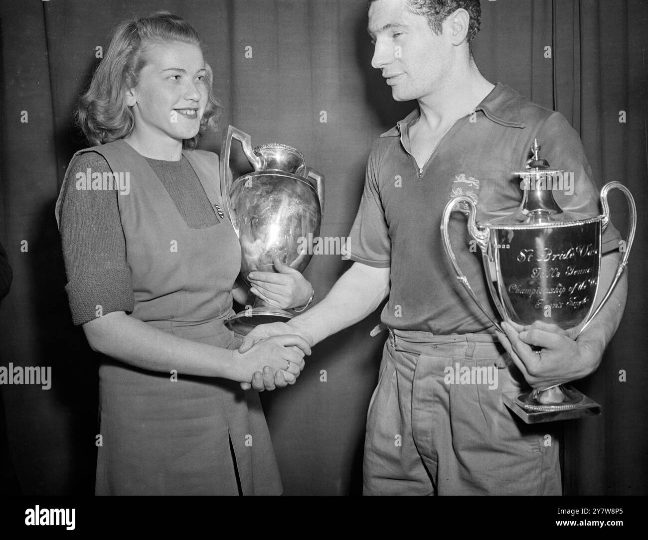 Gegenseitige Glückwünsche von TischtennisweltmeisterRichrd Bergmann (England) gewann die Tischtennisweltmeisterschaft für Männer und Miss Giselle Farkas aus Ungarn gewann die Frauenmeisterschaft in Wembley am 11. Februar 1948 Stockfoto