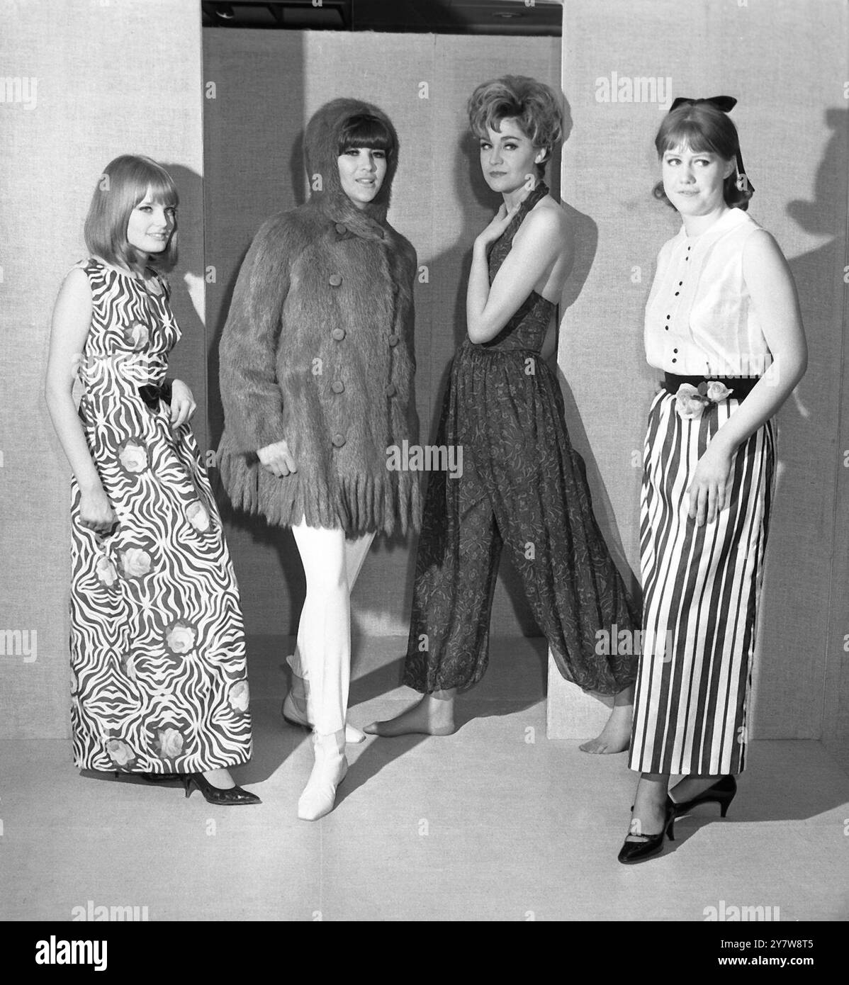 Ladenassistenten schließen sich ModellranglistenLondon an: Während einer Modeschau-Probe für die von Debenham & Fredney präsentierte sprierende Parade, die von heute bis zum 18. März 1965 stattfindet, werden zwei Ladenangestellte bei dieser Gelegenheit mit professionellen Models an der Parade teilnehmen. Sie sind Barbara Perry ( 17) , links von der Juwelierabteilung , trägt ein langes Abendkleid aus schwarz-weißem Dacron mit Rosenmotiv und ganz rechts , Sheila Childs ( 17) , von der Gewandabteilung mit einem langen Abendkleid in schwarz-weißen Regency-Streifen und mit einem Plisseedeteil . Das ist Stockfoto