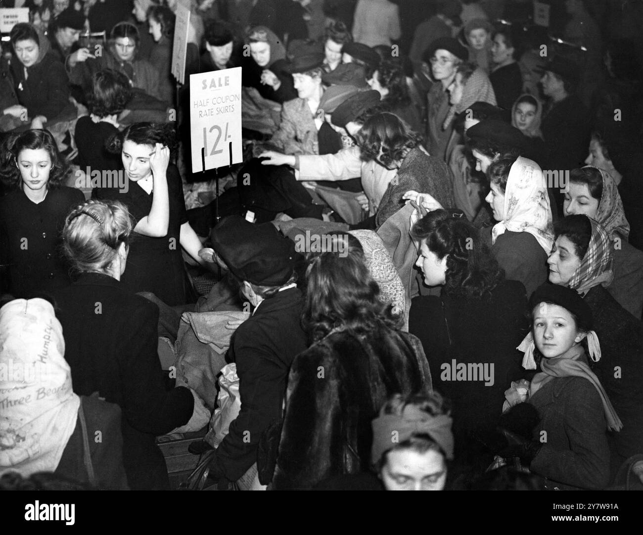NO MANS LANDEN WÄHREND DER FRÜHJAHRSVERKÄUFE am 5. Januar 1948 eifrige Käufer auf der Suche nach Schnäppchen, die den Boden aller Pro-Kriegs-Rekorde runterwerfen, drängen sich heute am ersten Morgen der Londoner Frühjahrsverkäufe in diesem West End-Geschäft (C A Modes, Oxford Street). Der „neue Look“ von 1948 hat viele Artikel von Damenkleidern sowohl im Preis- als auch im Coupon-Wert gesenkt. Stockfoto
