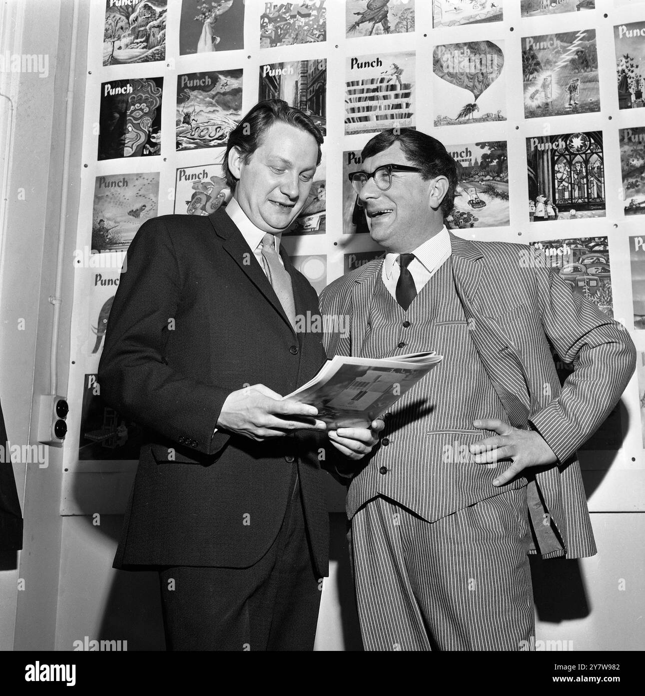 Das Leben der Redakteure ist heutzutage so groß, dass sie keine Chance haben, sich gehen zu lassen. Aber wenn die Redakteure Herr William Davis (links), Herausgeber des Magazins Punch, und Herr Nadar Malazonia, Chefredakteur des georgischen Krokodil, einer russischen Satirezeitschrift in Tiflisa, sind, dann kann das Leben ein Witz sein. Herr Malazonia hat vor kurzem 14 Tage auf den britischen Inseln verbracht, zuerst in Belfast, dann in Dublin mit 16 anderen russischen Touristen im Urlaub. Herr Davis erörterte die Zusammenarbeit bei der Internationalen Ausstellung für Cartoons, die im nächsten Jahr von Punch im Londoner Punch veranstaltet wird Stockfoto