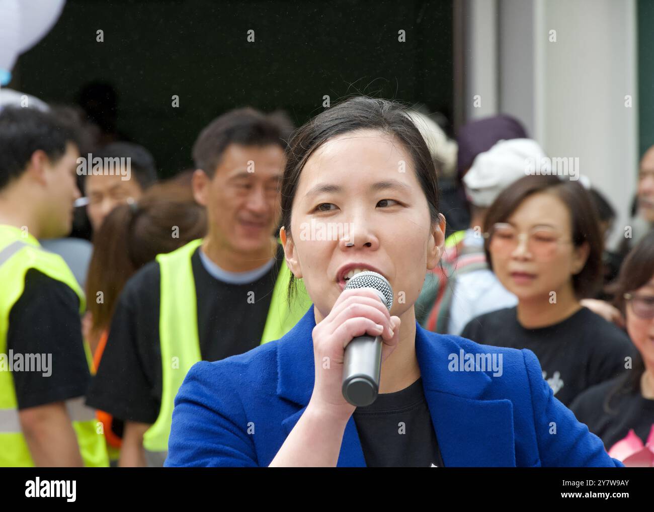 San Francisco, KALIFORNIEN - 17. August 2024: Jenny Leung spricht bei der zweiten jährlichen Eröffnungszeremonie des Hungry Ghost King Festivals in der Rose Pak Central Subway Sta Stockfoto