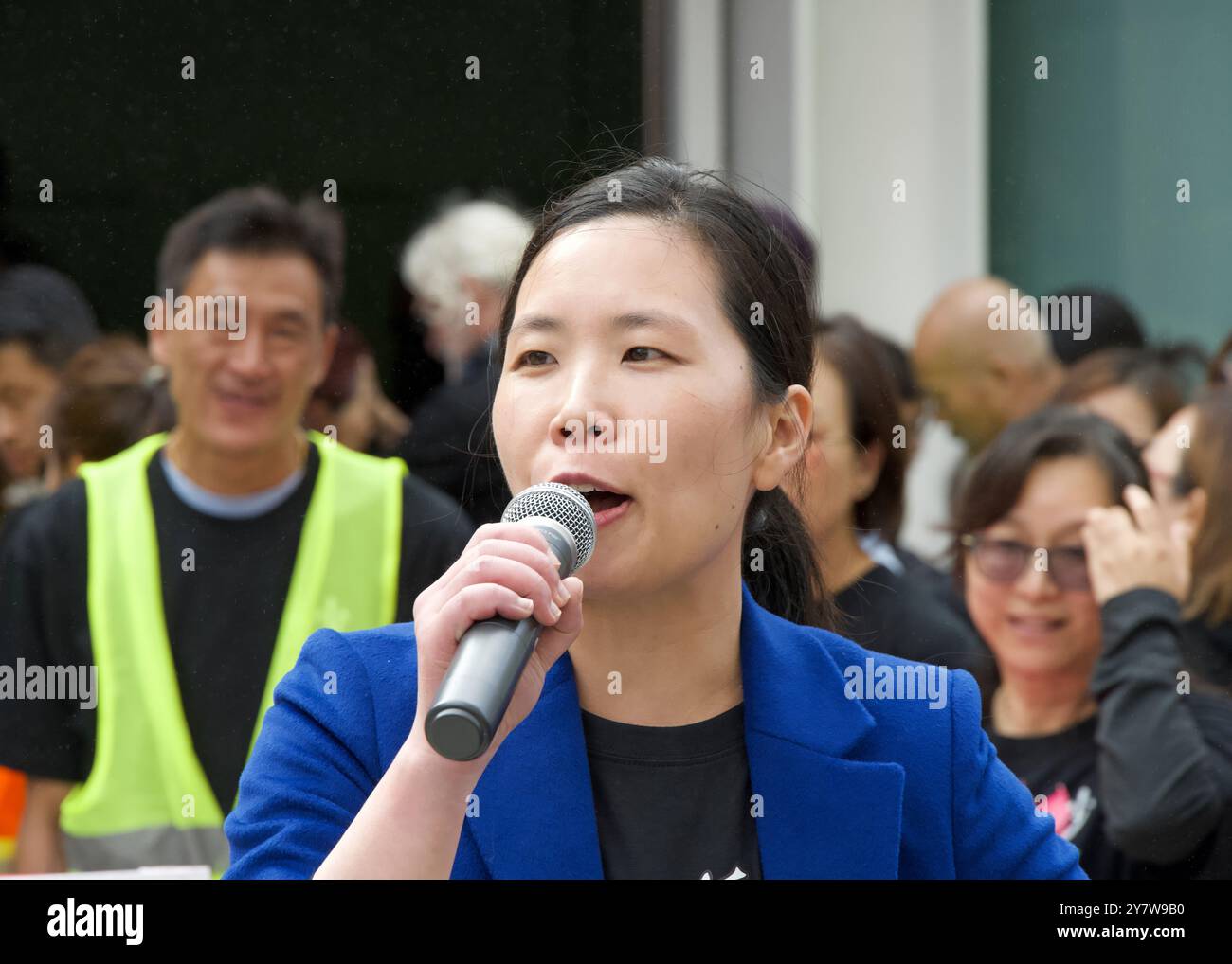 San Francisco, KALIFORNIEN - 17. August 2024: Jenny Leung spricht bei der zweiten jährlichen Eröffnungszeremonie des Hungry Ghost King Festivals in der Rose Pak Central Subway Sta Stockfoto