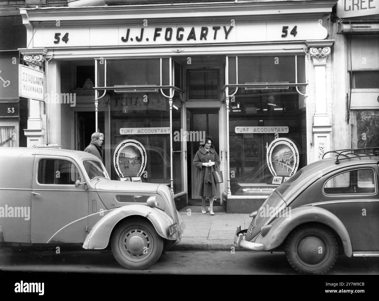 DAS GLÜCK DER IREN. DUBLIN: Angesichts der jüngsten Diskussionen im Parlament über die Wettgesetze und der Möglichkeit, dass registrierte Wettbüros in naher Zukunft im Land zugelassen werden, könnte das Glück " o die Iren " über das Wasser zu den übrigen britischen Inseln kommen. Irland hat seine Wettbüros schon seit einiger Zeit . Diese Bilder zeigen einen Wettladen in Dublin in Aktion, während die Einheimischen das Glück der Iren auf den Pferden versuchen. 15. Dezember 1959 Stockfoto