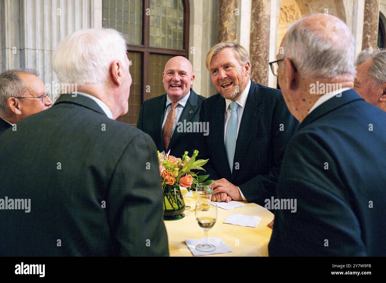 Amsterdam, Niederlande, 2024-10-01 17:00:11 AMSTERDAM, 01-10-2024, Königspalast Amsterdam König Willem Alexander und Königin Máxima empfangen die Teilnehmer des 35. ASE Planetary Congress im Königlichen Palast Amsterdam. Die Association of Space Explorers (ASE) ist eine Vereinigung von mehr als vierhundert Astronauten aus 38 verschiedenen Ländern, darunter André Kuipers. FOTO: NLBeeld/POOL/Micha Schoemaker Credit: NL Beeld / Patrick van EMST Stockfoto