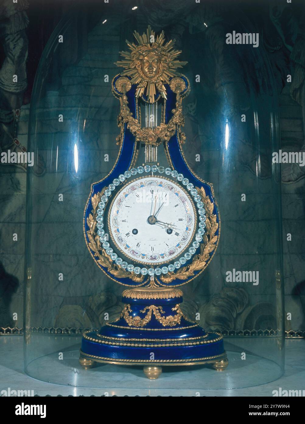 Leierförmige Kaminuhr, von Kinable, Gehäuse aus Sevres Porzellan mit Ormolu-Beschlägen, lackiertes Emailzifferblatt, Paris, um 1790, möglicherweise gehörte es zu Marie Antoinette; Standort Victoria & Albert Museum, London, UK ©TopFoto Stockfoto