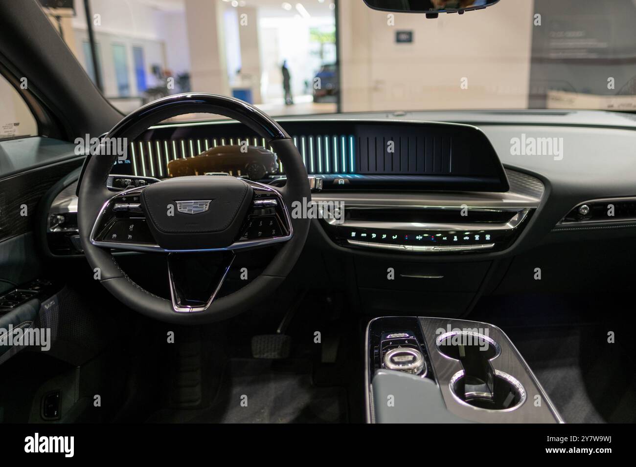 Moderner und stilvoller Innenraum Cadillac Lyriq, Lenkrad-Premium-Elektro-SUV, fortschrittliche Technologie der Marke in Europa, Automobilindustrie, Frankfurt Stockfoto