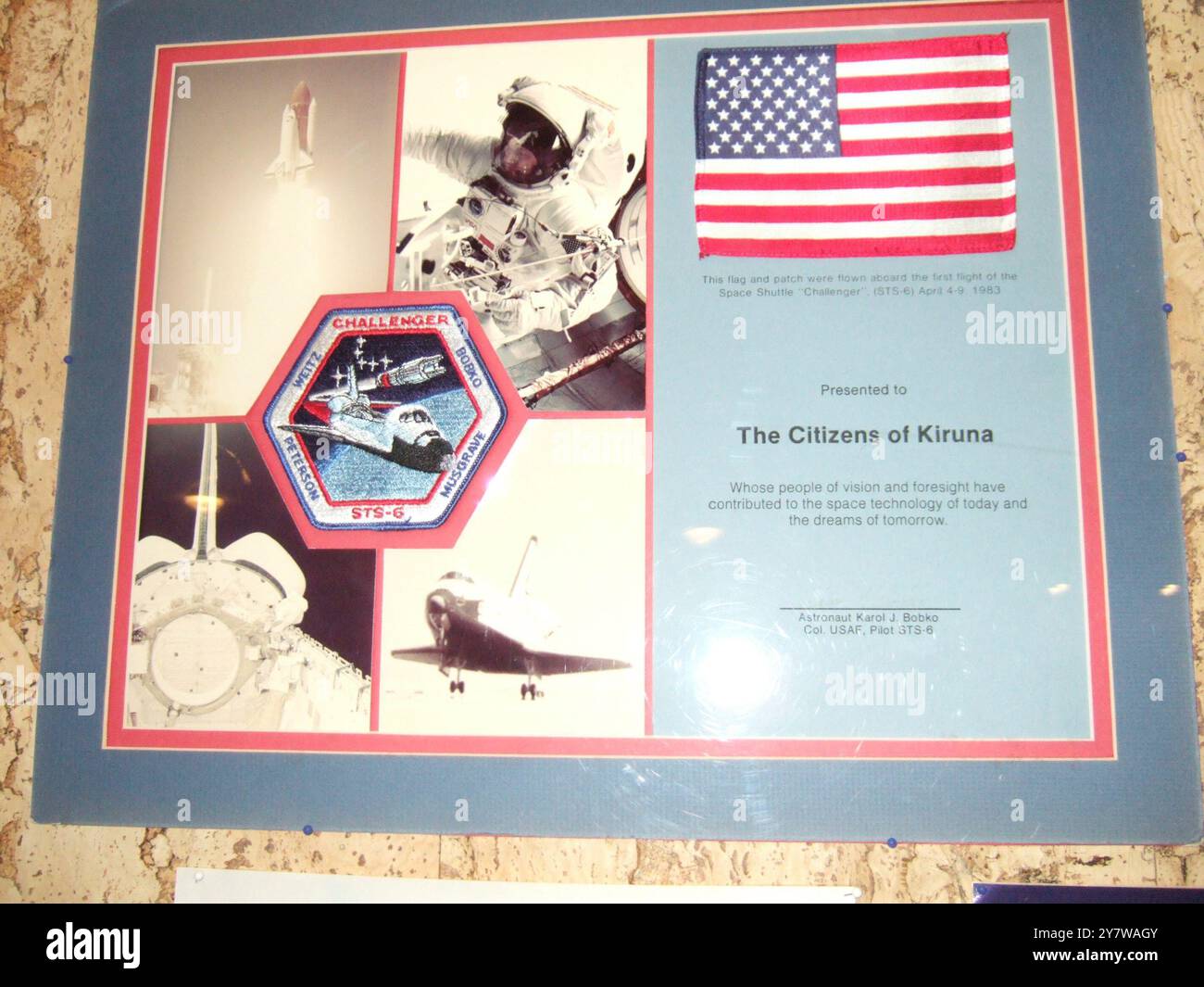 Diese Flagge und das Patch wurden auf dem ersten Flug der Challenger (STS-6) vom 4. Bis 9. April 1983 geflogen. Präsentiert den Bürgern von Kiruna, deren Menschen mit Vision und Weitblick zur Weltraumtechnologie von heute und zu den Träumen von morgen beigetragen haben. Astronaut Karel J. Bobcoe, Col. USAF, Pilot STS-6 im Rathaus gesehen ©TopFoto / Alan Smith Stockfoto