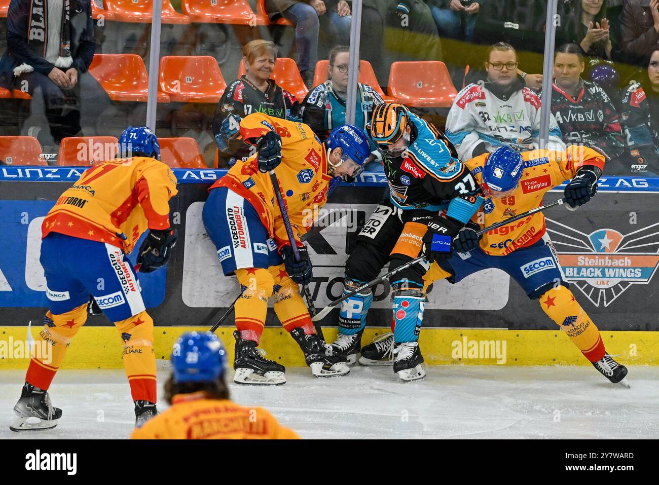 Linz, Österreich. Oktober 2024. LINZ, ÖSTERREICH -1. OKTOBER: Lorenzo Casetti von Migross Supermercati Asiago Hockey, Michele Stevan von Migross Supermercati Asiago Hockey, Andreas Kristler von Steinbach Black Wings Linz und Filippo Rigoni von Migross Supermercati Asiago Hockey 2024 241001 005 20241001 Stockfoto