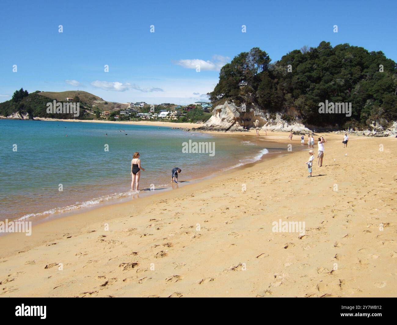 Kaiteriteri, Südinsel, Neuseeland - 2006 Kaiteriteri ist einer der besten Badestrände Neuseelands und bekannt für sein sicheres, geschütztes Wasser und seinen goldenen Sand. Das Küstendorf Kaiteriteri liegt in der Nähe von Motueka und Nelson, auf der Spitze der Südinsel Neuseelands. Kaiteriteri hat einen der besten Strände der Südinsel, nicht zuletzt wegen der wunderbaren Farbe des Sandes. Diese stammen aus der Verwitterung von alten Granitgesteinen, die Kristalle von Glimmer und Quarz freisetzen, die ins Meer gespült und fein zu glitzernden Goldpartikeln gemahlen werden. Kaiteriteri ist Th Stockfoto