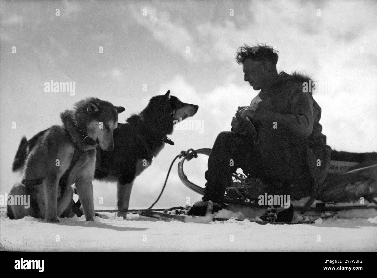 Von Lord Hunt, Highway Cottage, Aston, Nr Henley, Oxon. Juni 1969 an A M Smith Esq, IPC Magazine Ltd, Tower House, Southampton Street, W C 2 sehr geehrter Herr Smith Vielen Dank für Ihren Brief und ich war erfreut, eine Kopie Ihres neuesten Werkes zu erhalten Ich habe Herrn Kirwin wegen des Fotos (beiliegend) konsultiert. er glaubt, es könnte sich um die kanadische Arktis handeln und dass die Person auf dem Bild der verstorbene Inspektor Henry Larsen sein könnte. er betont, dass dies nur eine Vermutung ist, die Sie aufrichtig John Hunt Stockfoto