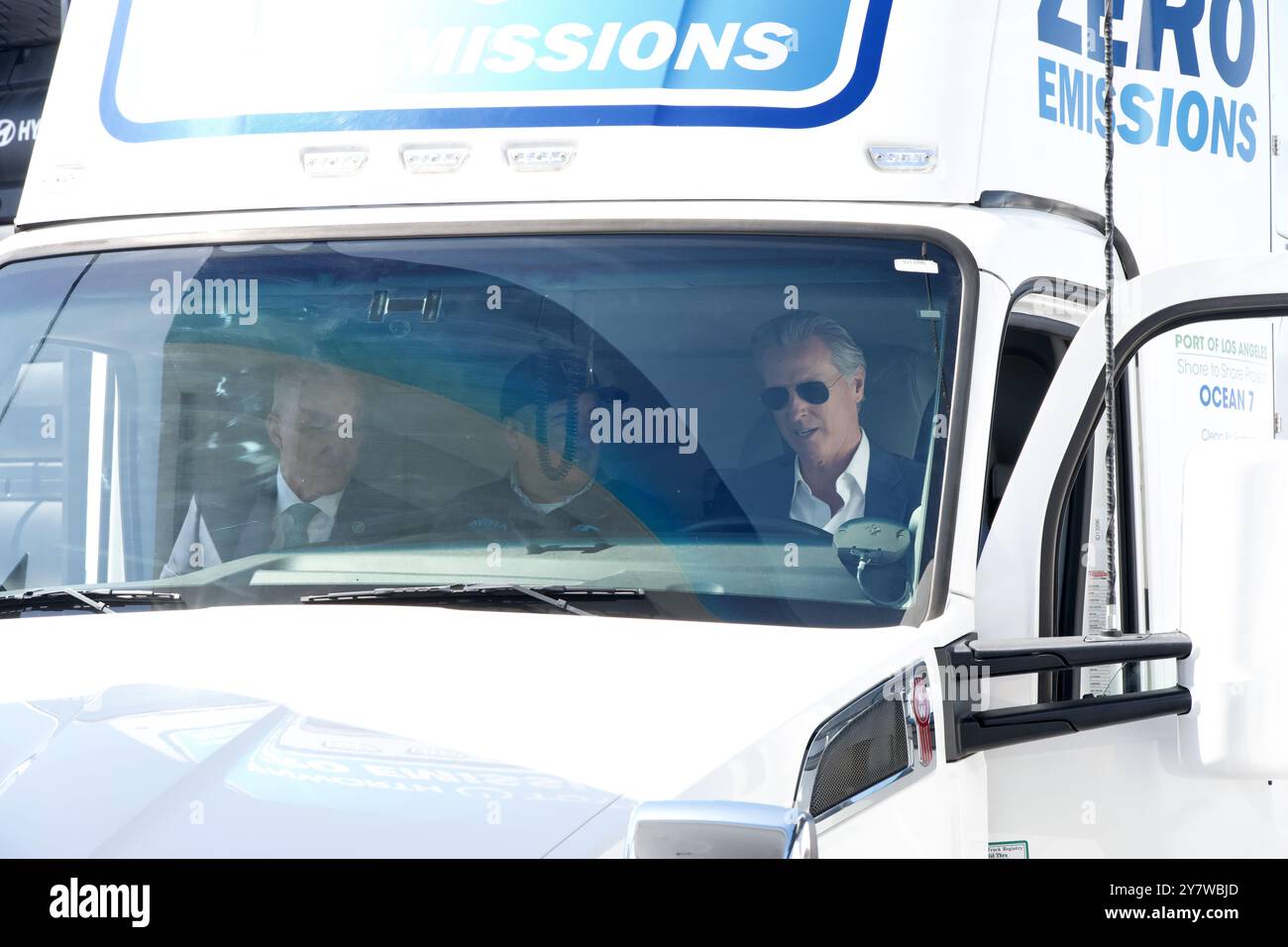 Oakland, KALIFORNIEN - 30. August 2024: Gavin Newsom beim Start eines sauberen, erneuerbaren Wasserstoffdrehkreuzes im Hafen von Oakland. Stockfoto