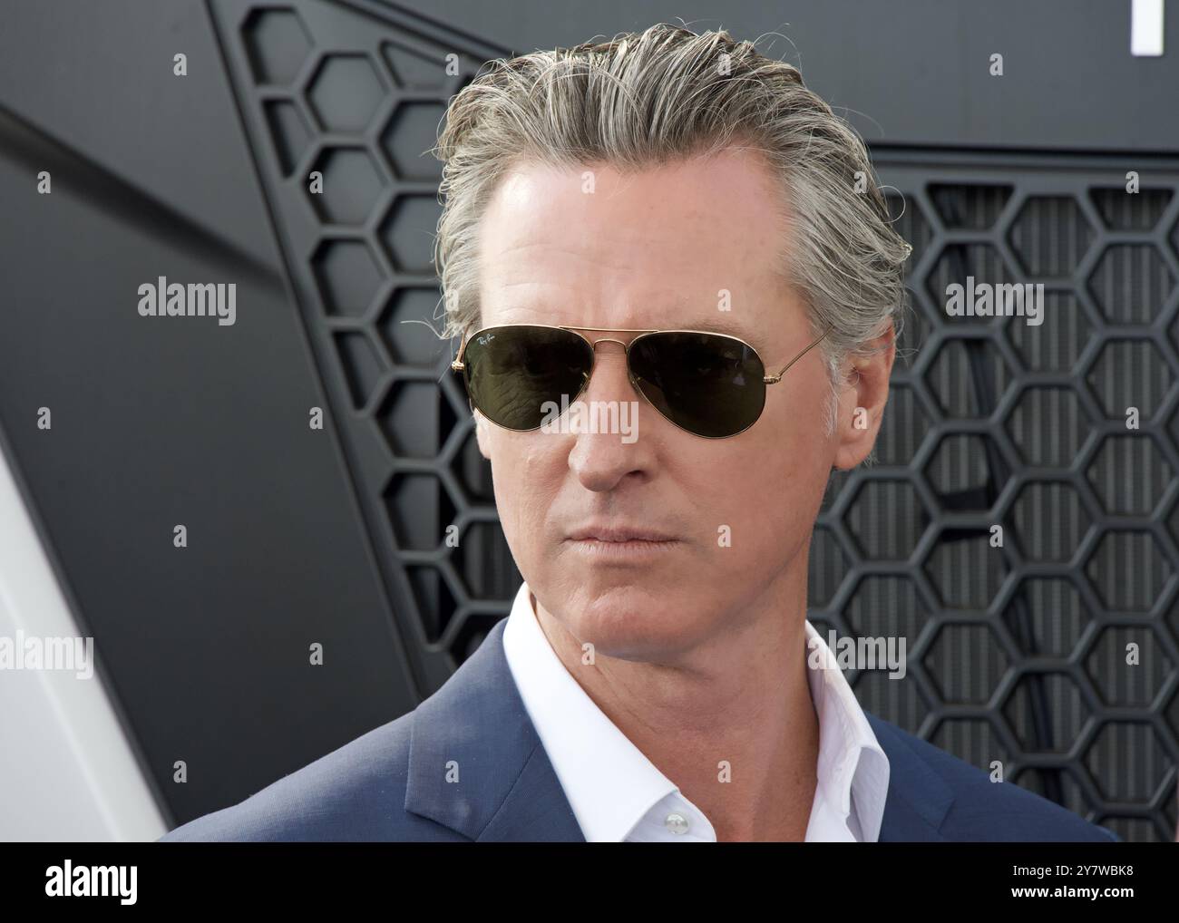 Oakland, KALIFORNIEN - 30. August 2024: Gavin Newsom beim Start eines sauberen, erneuerbaren Wasserstoffdrehkreuzes im Hafen von Oakland. Stockfoto