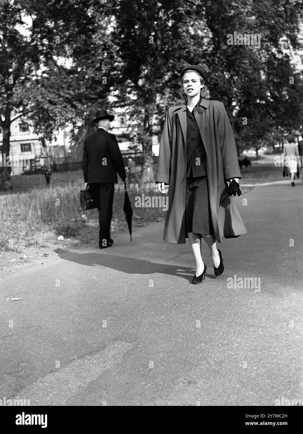 Ein Neuling in der Stadt ist die hübsche blonde Petite Jane Pease, eine Boston Art Studentin, die kürzlich aus den Vereinigten Staaten kam, nachdem sie einen Dressdesign-Wettbewerb gewonnen hatte, bei dem der Preis eine Reise nach London und Paris war. Der Wettbewerb wurde vom internationalen Wool-Sekretariat auf einer Modemesse in New York gesponsert und Jane gewann den ersten Preis für ihr Design eines weißen Wollnachmittagskleides. 17. September 1947 Stockfoto