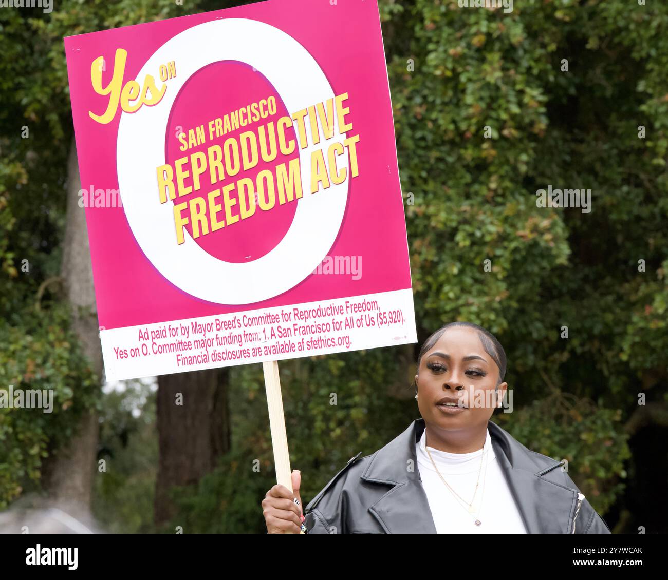 San Francisco, KALIFORNIEN - 7. September 2024: Unbekannte Teilnehmer einer YES on Prop O Reproduction Freedom Rally auf dem Panhandle in der Baker Street. Stockfoto