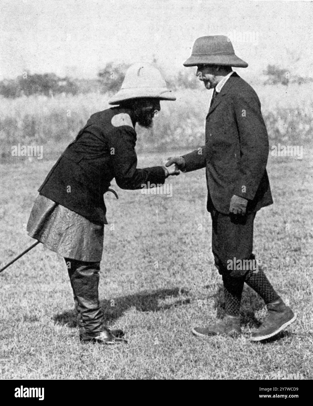 König George V. und sein Gastgeber für die große Wildjagd, Maharajah Sir Chandra Shamsher Jang 1912Field-Marshal Maharaja Sri Teen Chandra Shumsher Junga Bahadur Rana, GCB, GCSI, GCVO, GCMG, FRGS (8. Juli 1863 – 26. November 1929) war der nepalesische Premierminister der Rana-Dynastie. Er diente in dieser Funktion vom 27. Juni 1901 bis zu seinem Tod 1929, nachdem er seinen liberalen und reformistischen Bruder Dev Shamsher erfolgreich entsorgt hatte. Obwohl er allgemein als despotisch und konservativ wahrgenommen wird, werden ihm mehrere Reformen zugeschrieben, darunter die Abschaffung der Sklaverei. Dezember 1929 Stockfoto König George V. und sein Gastgeber für die große Wildjagd, Maharajah Sir Chandra Shamsher Jang 1912Field-Marshal Maharaja Sri Teen Chandra Shumsher Junga Bahadur Rana, GCB, GCSI, GCVO, GCMG, FRGS (8. Juli 1863 – 26. November 1929) war der nepalesische Premierminister der Rana-Dynastie. Er diente in dieser Funktion vom 27. Juni 1901 bis zu seinem Tod 1929, nachdem er seinen liberalen und reformistischen Bruder Dev Shamsher erfolgreich entsorgt hatte. Obwohl er allgemein als despotisch und konservativ wahrgenommen wird, werden ihm mehrere Reformen zugeschrieben, darunter die Abschaffung der Sklaverei. Dezember 1929 Stockfoto