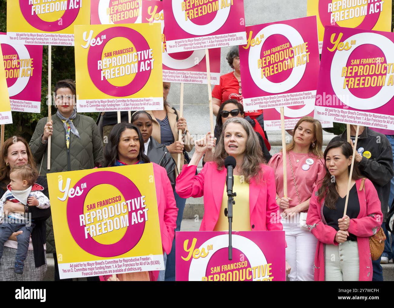 San Francisco, KALIFORNIEN - 7. September 2024: Heidi Sieck spricht bei einer YES on Prop O Reproduction Freedom Rally auf dem Panhandle in der Baker Street. Stockfoto