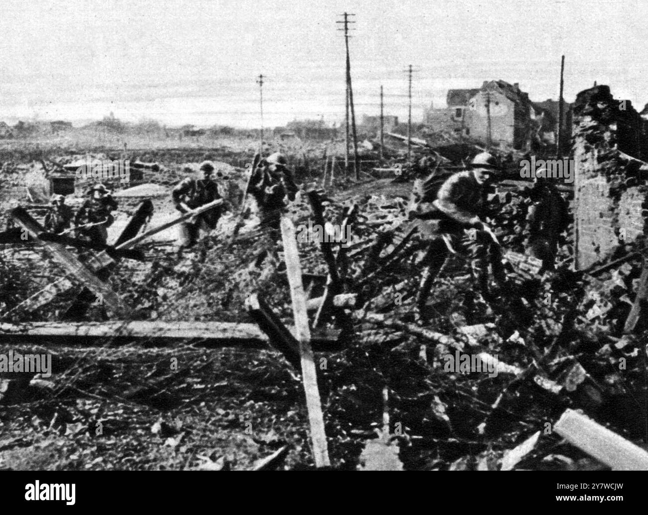 Deutsche Wollsucht im Rückzug : Überschwemmung , Feuer , Zerstörung und Diebstahl in Valenciennes , Westfront , Frankreich . Die Kanadier des ersten Platoons, die Valenciennes von Westen aus betreten , sind auf dem Weg zum Kanal . 3. November 1918 Stockfoto