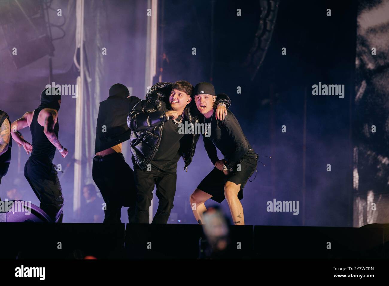 Peso Pluma oder Hassan Emilio Kabande Laija im Stadion des Mobil Super Stadions in Monterrey. Mexikanischer Sänger und Komponist, der sich in den Genres Corridos tumbados, Reggaeton und Latin Trap auszeichnet. Federgewicht Peso Pluma o Hassan Emilio Kabande Laija en estadio en el estadio Mobil Super de Monterrey. Cantante y compositor mexicano, que se caracteriza en los géneros de corridos tumbados, reguetón y Trap latino. Stockfoto