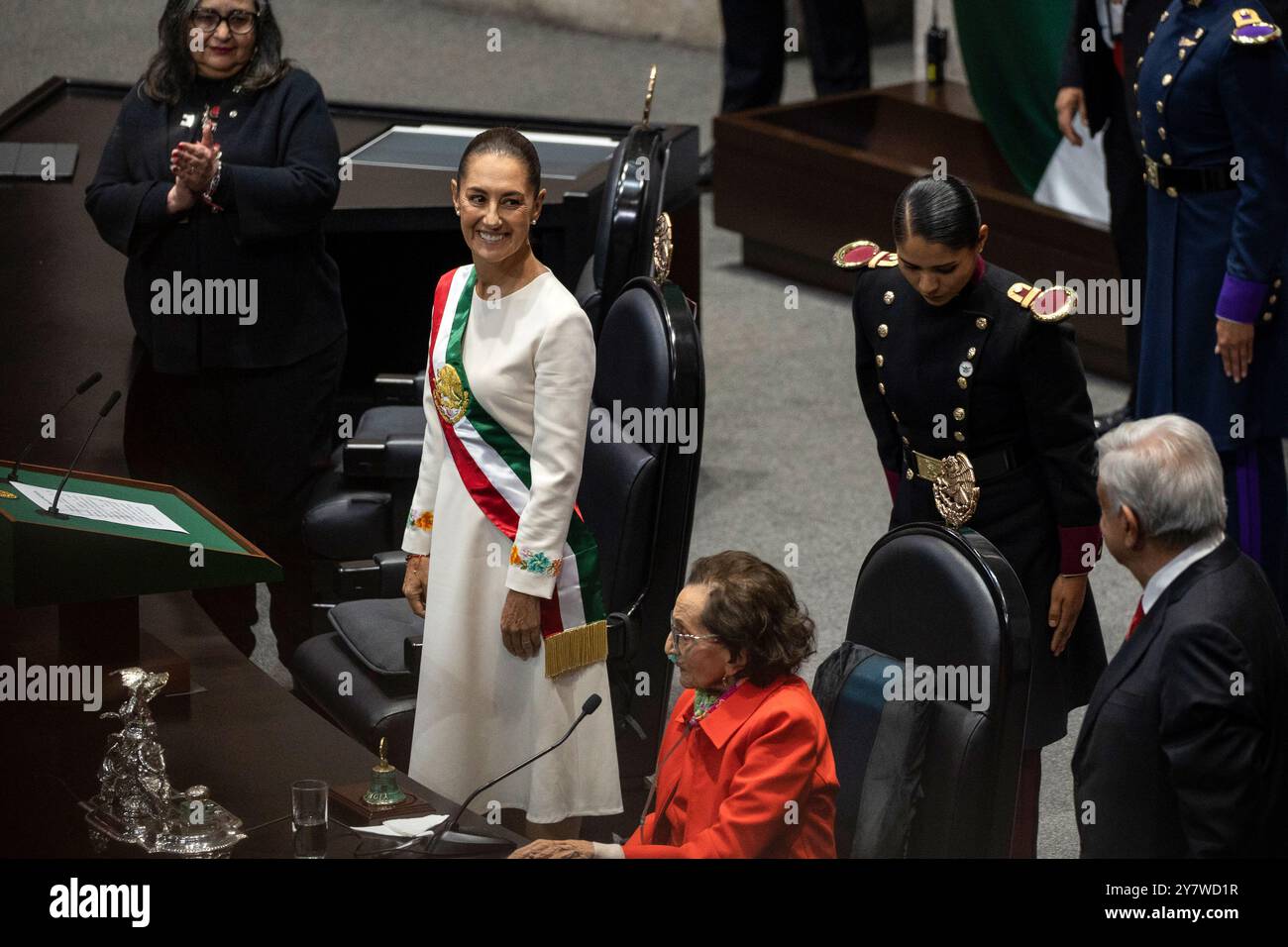 Mexiko Stadt, Mexiko. Oktober 2024. Claudia Sheinbaum (l), neue Präsidentin von Mexiko, lächelt Andres Manuel Lopez Obrador (r), den scheidenden Präsidenten, während ihrer Vereidigung im Kongress an. Zum ersten Mal in der Geschichte Mexikos steht eine Frau an der Spitze des lateinamerikanischen Landes. Quelle: Felix Marquez/dpa/Alamy Live News Stockfoto