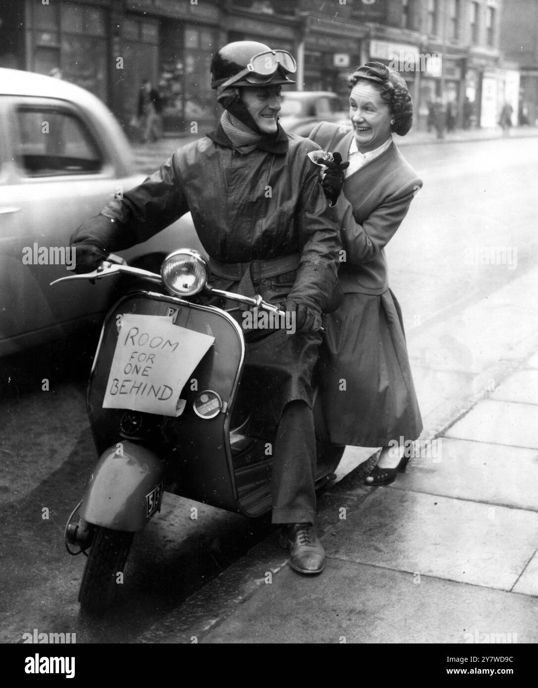 Londoner Transportarbeiter streiken. Mai 1958 der Fahrer eines Rollers nimmt einen gestrandeten Büromitarbeiter gerne mit. Stockfoto