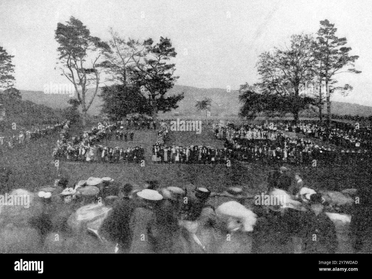 Schulkinder in Monmouth schreiben Nelson auf dem Grün neben dem Marinetempel im Rahmen der 100-jährigen Feier von Trafalgar. 1905 Stockfoto