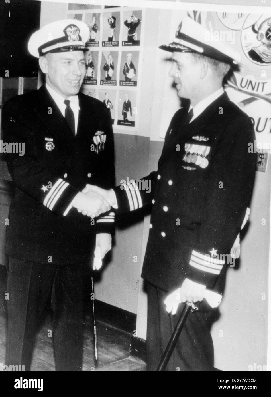 Lieut. Commander John W Harvey (links) übernimmt das Kommando über das Atom-U-Boot USS Thresher von Commander Dean Axene im United States Naval Reserve Training Centre am 18. Januar 1963 auf diesem Foto der US Navy. Dreschwerk wurde am 10 . April mit 120 Mann an Bord im Atlantik vor der Küste von Neuengland vermisst . 14. April 1963 Stockfoto