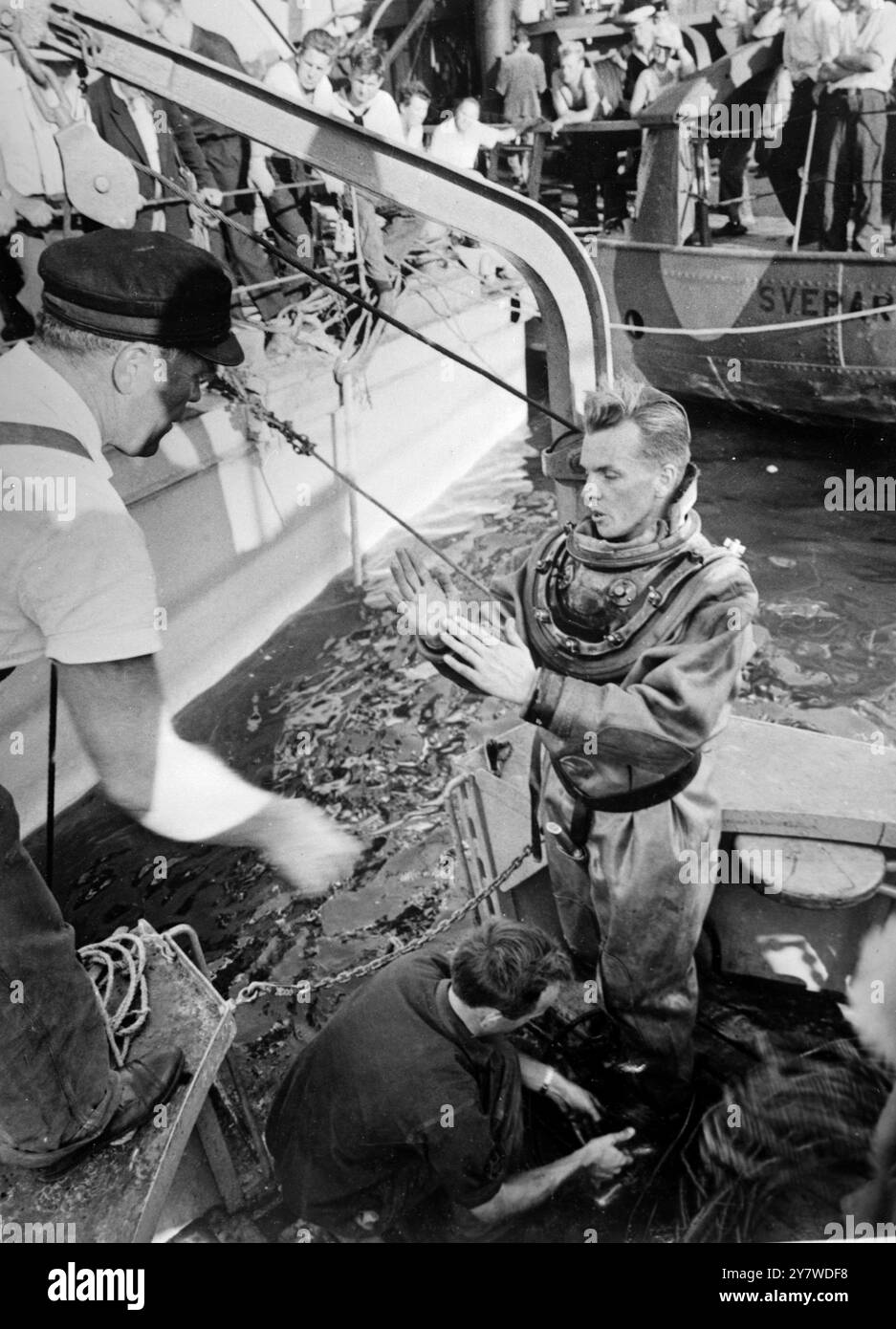 Der 23-jährige Taucher Olov Nyberg demonstrierte die Distanz zwischen dem Wrack des 17. Jahrhunderts und dem Meeresboden nach einem Griff unter Wasser außerhalb Stockholms , um zu sehen , wie die Hebevorgänge laufen . Das 1628 gesunkene Schiff Vasa wird mit Drahtseilen aus Pontons gehoben. August 1959 Stockfoto