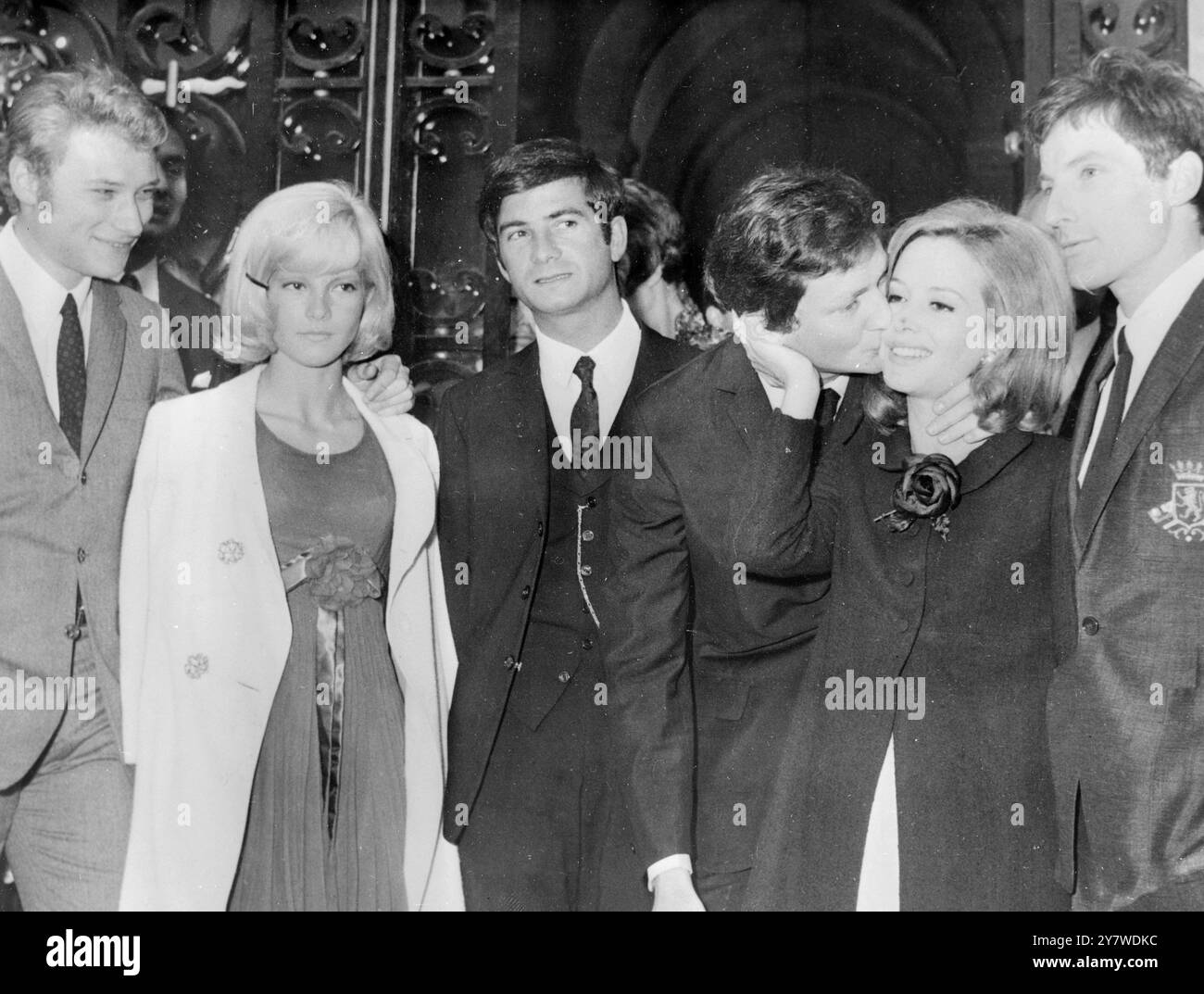 Neuilly , Paris , Frankreich : zivile Hochzeit der Braut der französischen Schauspielerin Pascale Audret ( 2. Rechts ) , die von ihrem Bräutigam , dem künstlerischen Berater Francis Dreyfus , geküsst wird , zusammen mit ihnen des linken französischen Popsängers Johnny Hallyday und der Frau Sylvie Vartan , die dieses Jahr ebenfalls heiratete . Jean Claude Brialy der französische Komiker und rechtsextreme Hugues Auffray der Sänger , der das Folk - Lied in Frankreich ins Leben rief . 11. September 1965 Stockfoto