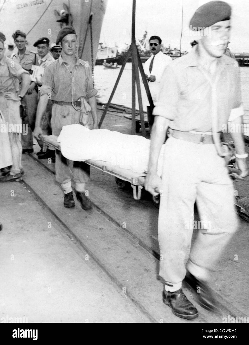 Royal Navy beschlagnahmt das Einwanderungsschiff President Warfield. Das Schiff - ein Obstschiff - war mit 4.500 Einwanderern überfüllt. Die Boarding Party stieß auf heftigen Widerstand, Tränengas war eine der Methoden, um sie abzuwehren. Der Präsident Warfield ist heute unter dem Namen Exodus 1947 bekannt. Foto zeigt: Ein Verunglückter wird auf einer Bahre an Land gebracht , als die Exodus 1947 , ehemals Präsident Warfield , von der Royal Navy in den Hafen von Haifa gebracht wurde . Juli 1947 Stockfoto