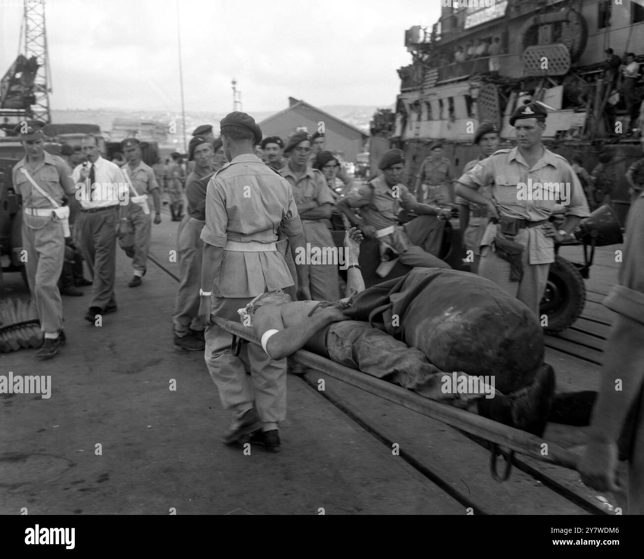 Royal Navy beschlagnahmt das Einwanderungsschiff President Warfield. Das Schiff - ein Obstschiff - war mit 4.500 Einwanderern überfüllt. Die Boarding Party stieß auf heftigen Widerstand, Tränengas war eine der Methoden, um sie abzuwehren. Der Präsident Warfield ist heute unter dem Namen Exodus 1947 bekannt. Fotos zeigen: Die Opfer werden auf einer Bahre an Land gebracht , als die Exodus 1947 , ehemals Präsident Warfield , von der Royal Navy in den Hafen von Haifa gebracht wurde . Juli 1947 Stockfoto