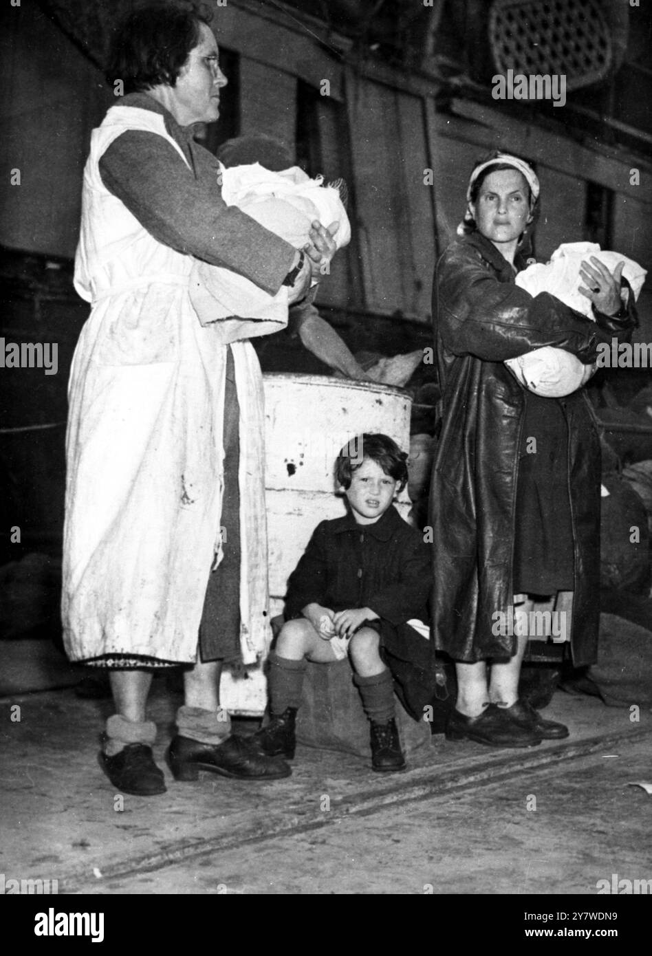 Royal Navy beschlagnahmt das Einwanderungsschiff President Warfield. Das Schiff - ein Obstschiff - war mit 4.500 Einwanderern überfüllt. Die Boarding Party stieß auf heftigen Widerstand, Tränengas war eine der Methoden, um sie abzuwehren. Der Präsident Warfield ist heute unter dem Namen Exodus 1947 bekannt. Foto zeigt: Mütter und Kinder warten geduldig am Ufer, nachdem sie von Exodus 1947 an Land gebracht wurden , in dem 4.500 illegale Einwanderer eingepfercht worden waren . 20. Juli 1947 Stockfoto