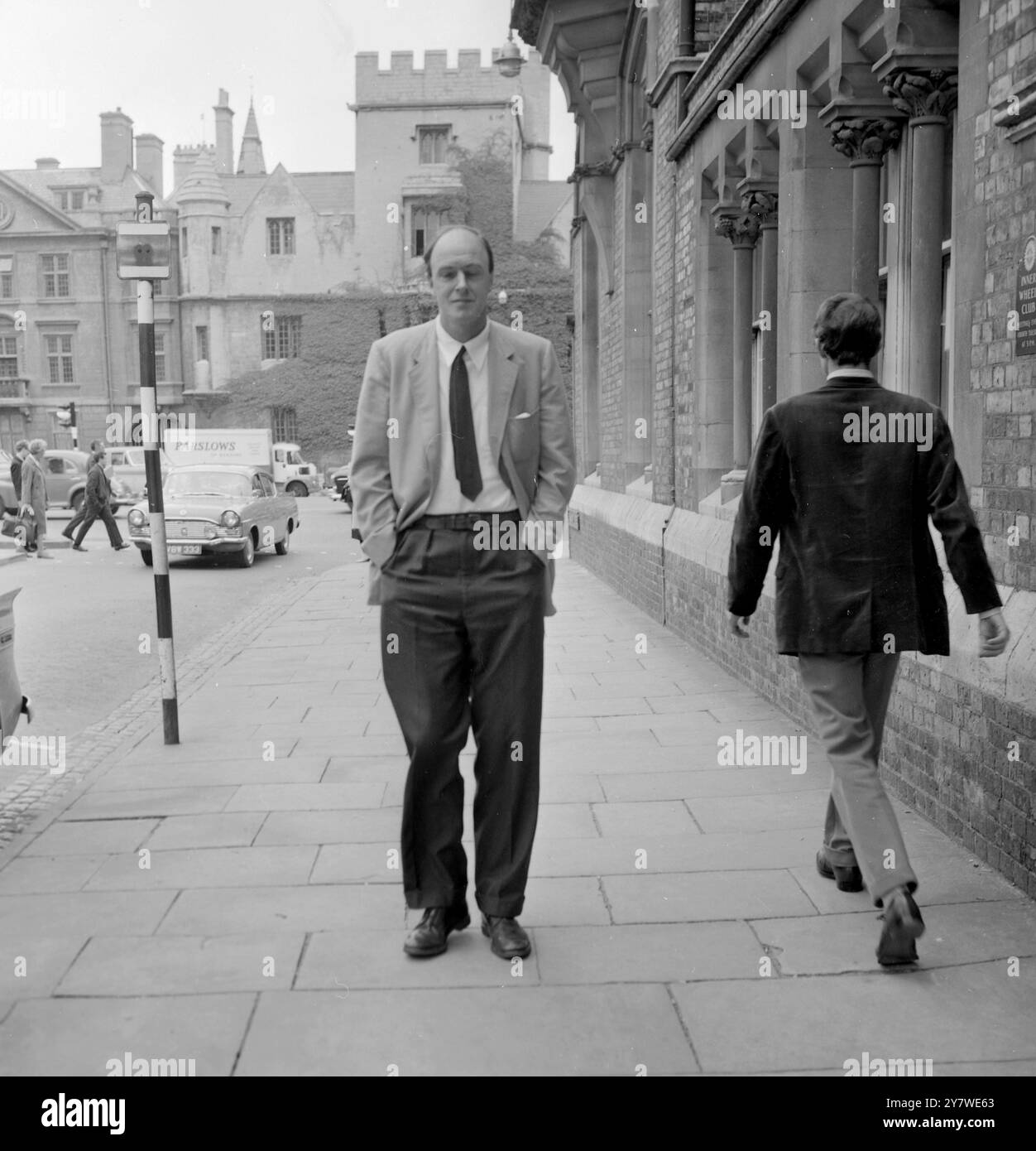 Oxford : Drehbuchautor Roald Dahl ( 39 ) Ehemann der Schauspielerin Patricia Neal auf dem Radcliffe Infirmary nach der Geburt einer 6 kg schweren Tochter . 5. August 1965 Stockfoto