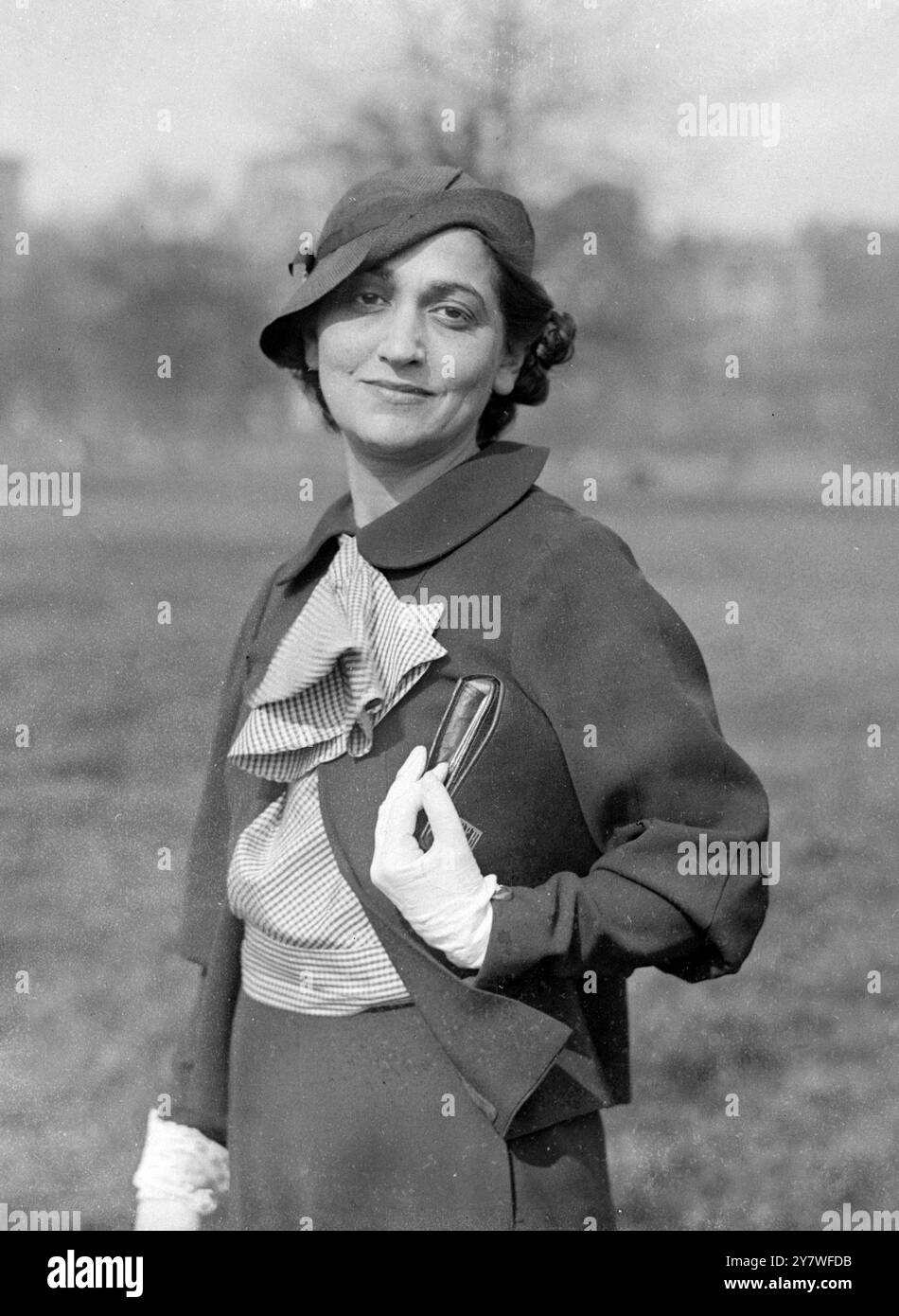 Miss Fanny Holtzmann , angeblich die reichste Anwältin der Welt , läuft im Hyde Park . 15 . April 1934 . Stockfoto