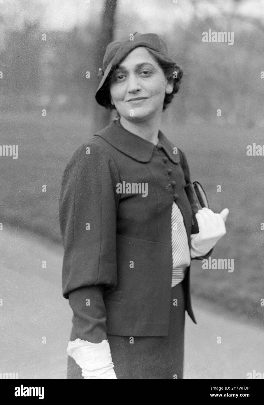 Miss Fanny Holtzmann , angeblich die reichste Anwältin der Welt , läuft im Hyde Park . 15 . April 1934 . Stockfoto