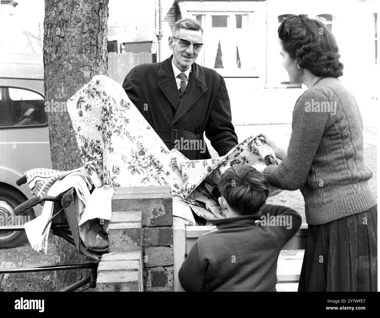 Pedlar John Otter (51) bedient einen seiner Kunden in Gravesend - Kent 23. Februar 1959 Stockfoto