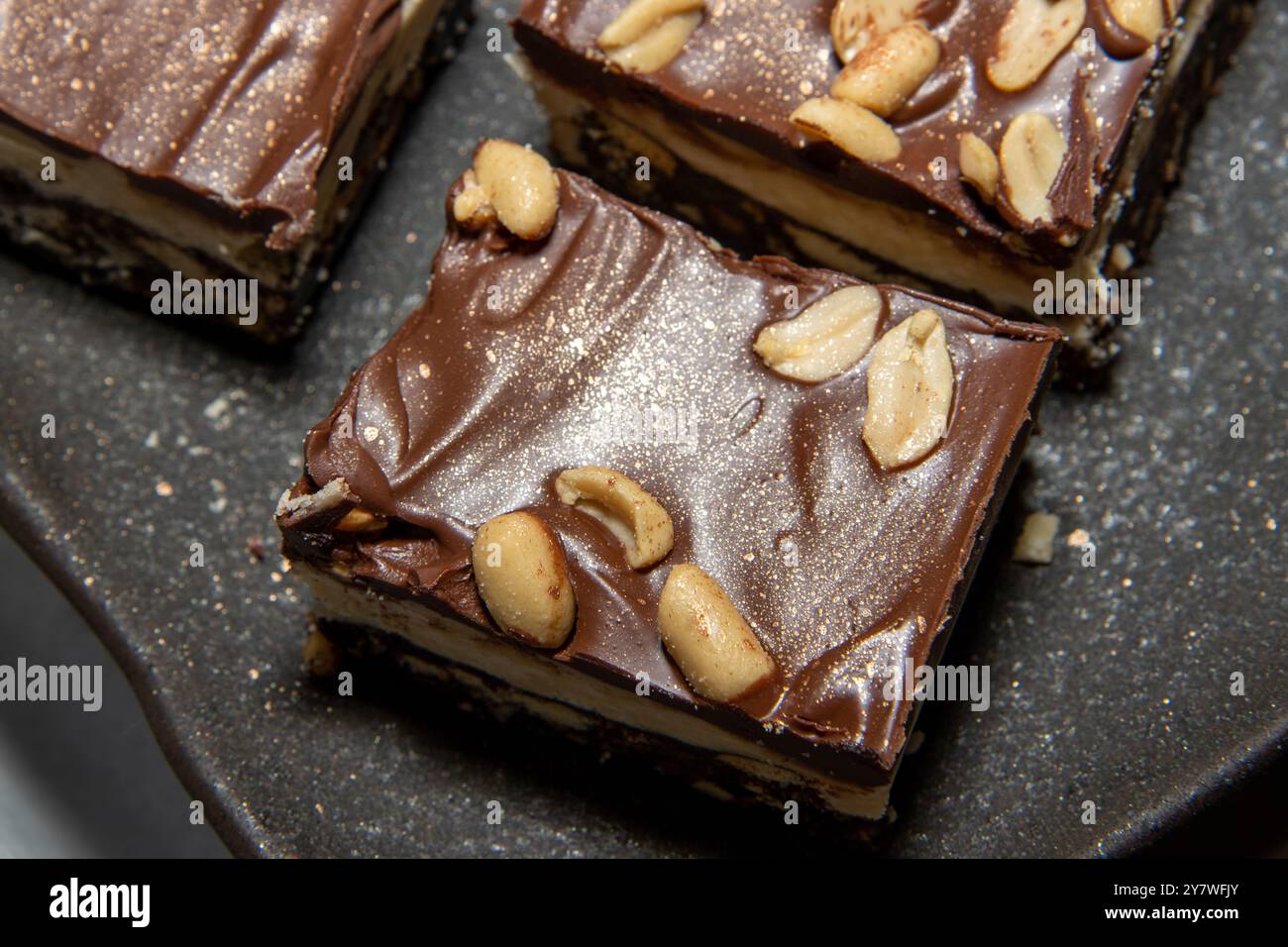 Ein köstliches trey of Salted Peanut Nanaimo Bars, ein Dessert, das nicht gebacken werden muss und nach der kanadischen Stadt Nanaimo in British C benannt ist Stockfoto