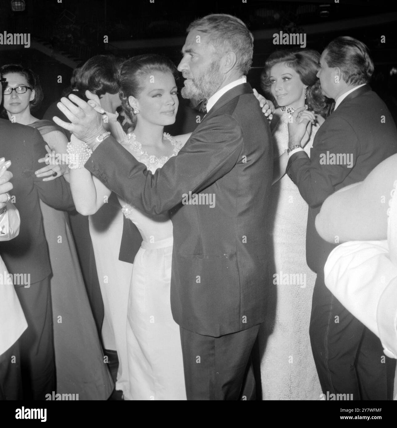 Zusammen tanzen sehen wir die deutsche Schauspielerin Romy Schneider und glauben es oder nicht. Der britische Schauspieler James Mason . Das Paar nimmt am Berliner Filmfestspielball im Funkturm Palais Teil. 2. Juli 1968 Romy Schneider 1938–1982 war eine deutsche Filmschauspielerin, die ebenfalls die französische Staatsbürgerschaft innehatte. Stockfoto