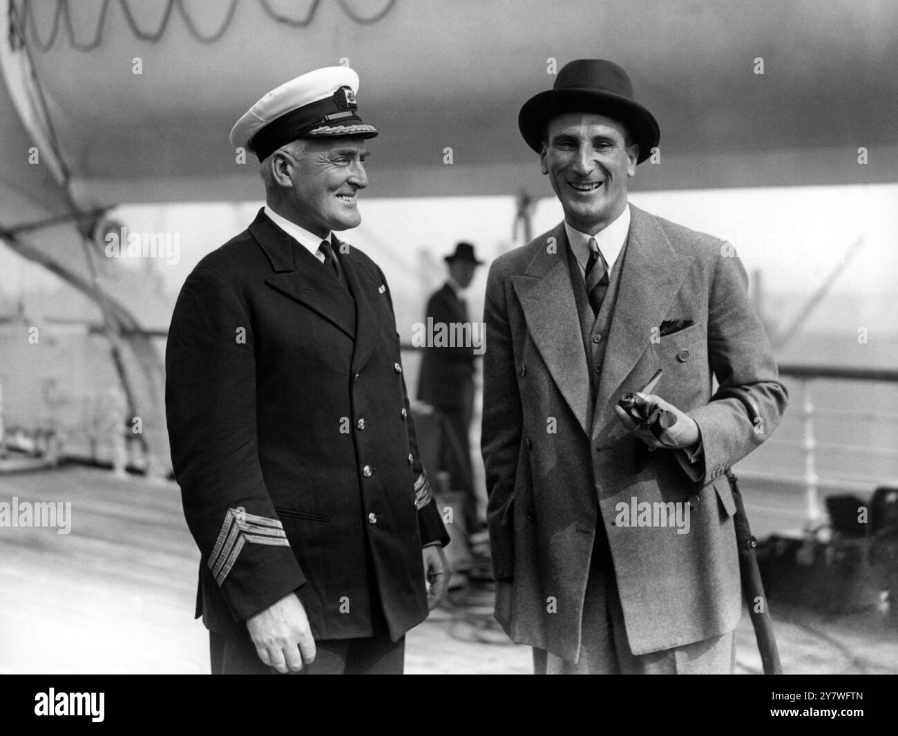 Mr. D.R.Jardine, Kapitän des England Cricket Teams, verlässt Tilbury nach Australien an Bord der Orontees mit dem Kapitän des Schiffes, 1932 Stockfoto