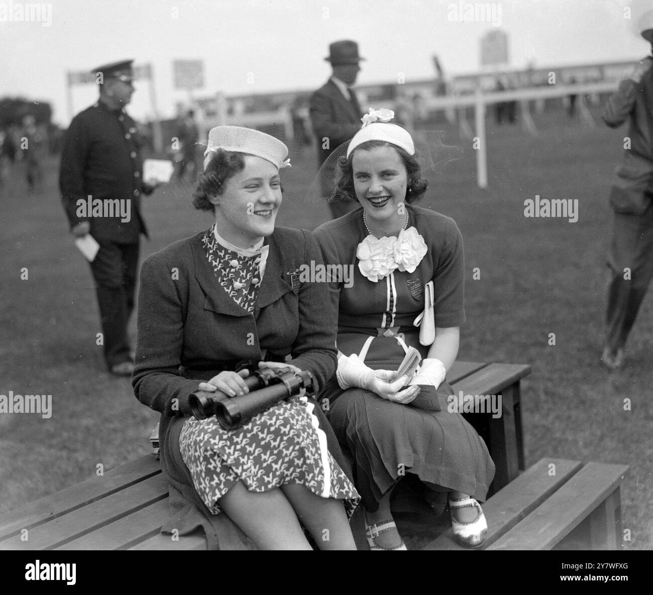 Epsom Summer Race Meeting , 1 . Tag . Der ehrenwerte Lelgarde Philipps und Miss Dawn Gordon. 1. Juni 1937 Stockfoto