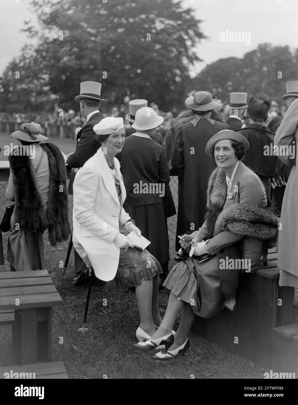 Epsom Summer Race Meeting auf der Epsom Racecourse, Surrey. Frau Peter Wiggin und Frau C Liddle . 1930er Jahre Stockfoto