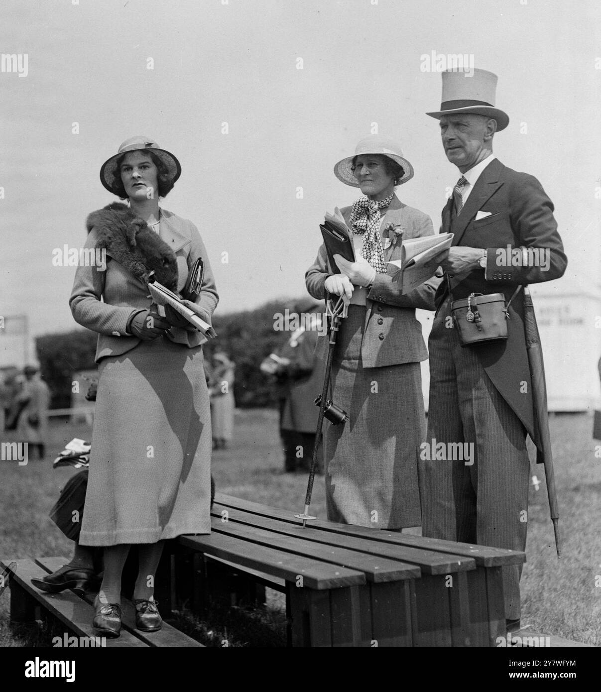 Epsom Summer Race Meeting , 1 . Tag . Sie sehen sich die Rennen an : Miss Daphne Jickling , Mrs Jickling und General Tapley . 1934 Stockfoto