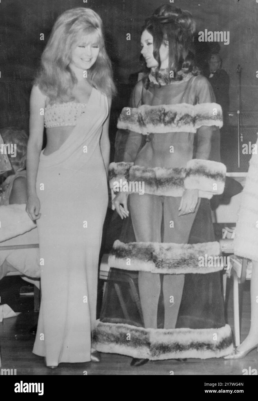 New York , USA mit Mänteln , die angeblich vom Shakespeare-Spiel inspiriert wurden , treten am späten 13 . Juni zwei New Yorker bei einem Shakespeare Festival-Benefizball auf . Pamela Tiffin ( links ) wurde als " Kate " beschrieben , von Taming of the Shrew " Ruhm , und Gloria Steinem wurde als Lady Macbeth gekleidet . 17. Juni 1966 Stockfoto