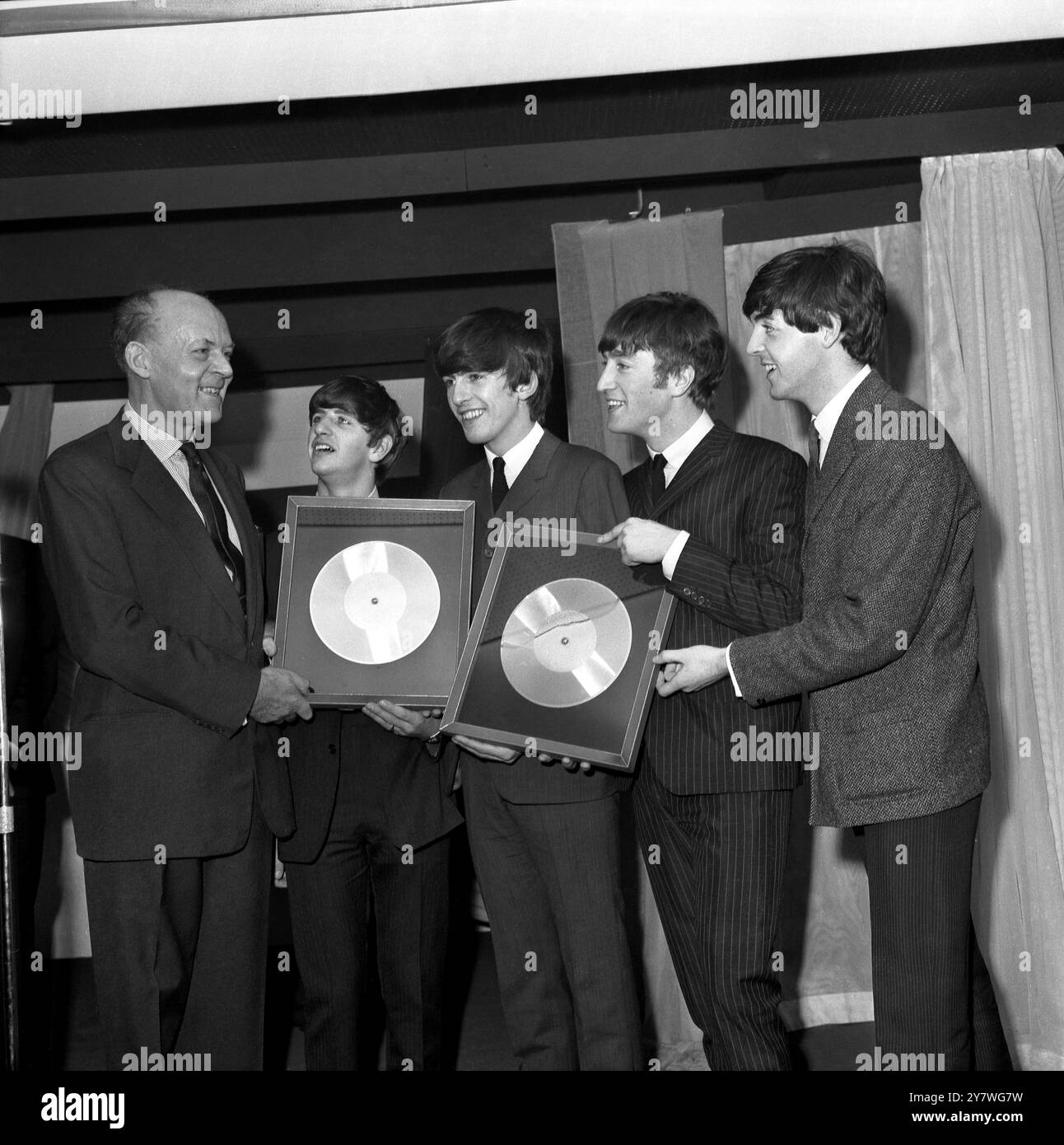 Sir Joseph Lockwood überreicht den Beatles zwei Silber-LP , um die Viertelmillion plus Umsatz ihrer LP " Please, Please Me " und ihrer neuen LP " With the Beatles " bei einer Zeremonie im EMI House in London zu feiern . Die Beatles sind von links nach rechts Schlagzeuger Ringo Starr , George Harrison , John Lennon und Paul McCartney . November 1963 Stockfoto