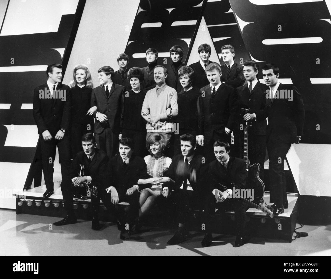 All the Merseysound Stars - der britische Fernsehbeitrag zum Wettbewerb der Goldenen Rose von Montreux in der Schweiz . Von links nach rechts oben ; Beatles Ringo Starr , John Lennon , George Harrison , Paul McCartney und Sänger Chris Curtis ( mittlere Reihe ) Billy J Kramer , Jean Ryder , Tommy schnell , Margo Quantrill , Brian Matthews , Vicki Haseman . Johnny McNally , Mike Maxfield , Cilla Black , Tony Jackson , Robin McDonald . Februar 1964 Stockfoto