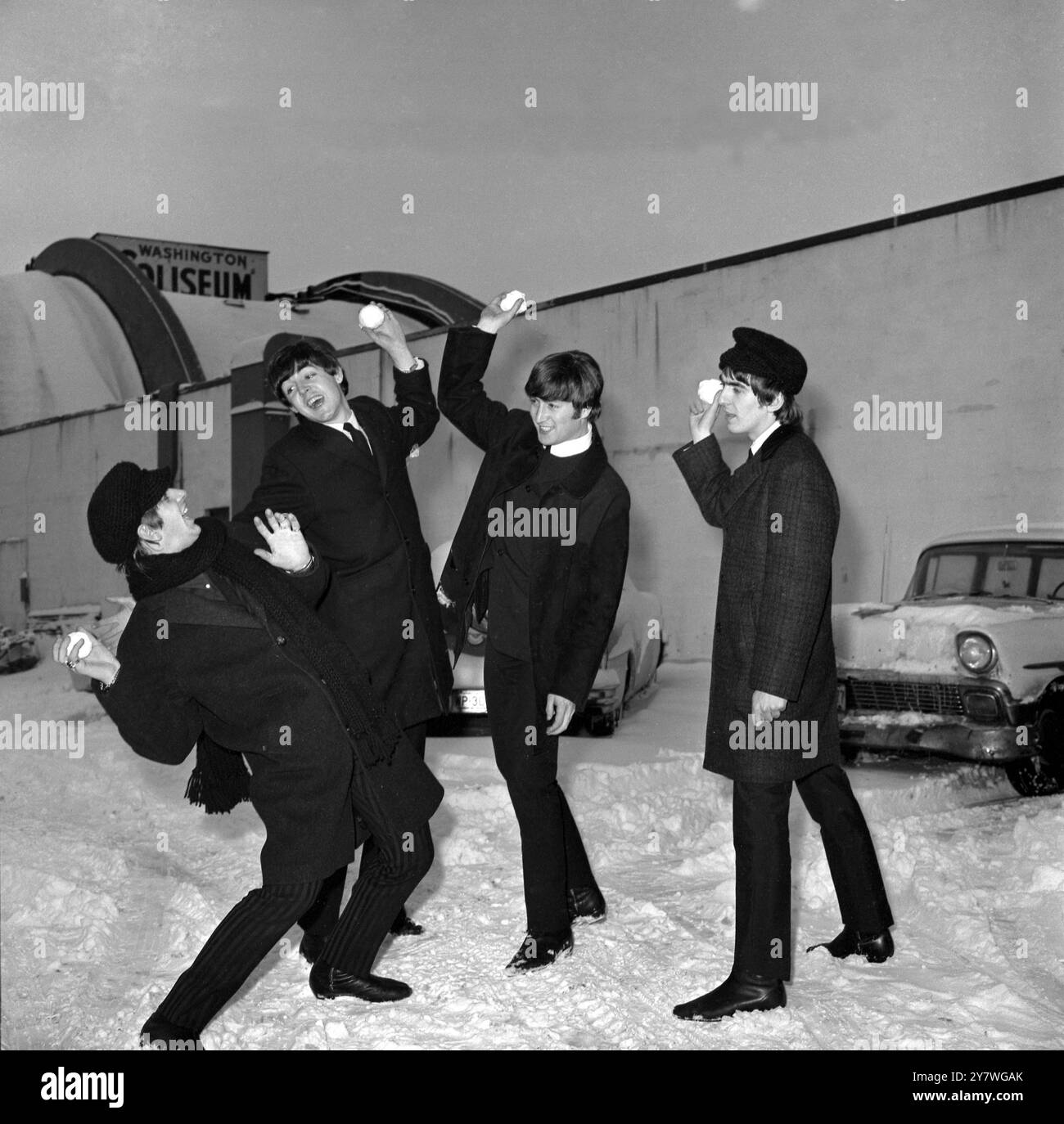 Die Beatles haben einen Schneeballkampf im Washington Coliseum, USA . Von links nach rechts - Ringo Starr, Paul McCartney, John Lennon, George Harrison 11. Februar 1964 Stockfoto