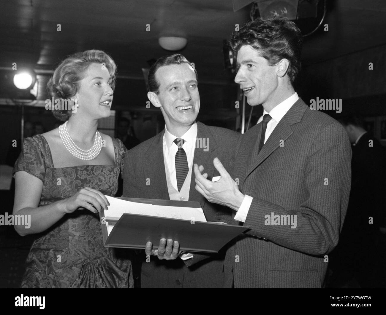 EUROVISION MUSIKWETTBEWERB PROBEN LONDONS FESTIVAL HALL - KATIE BOYLE, BRYAN JOHNSON, RUDI CARRELL 28. MÄRZ 1960 Stockfoto