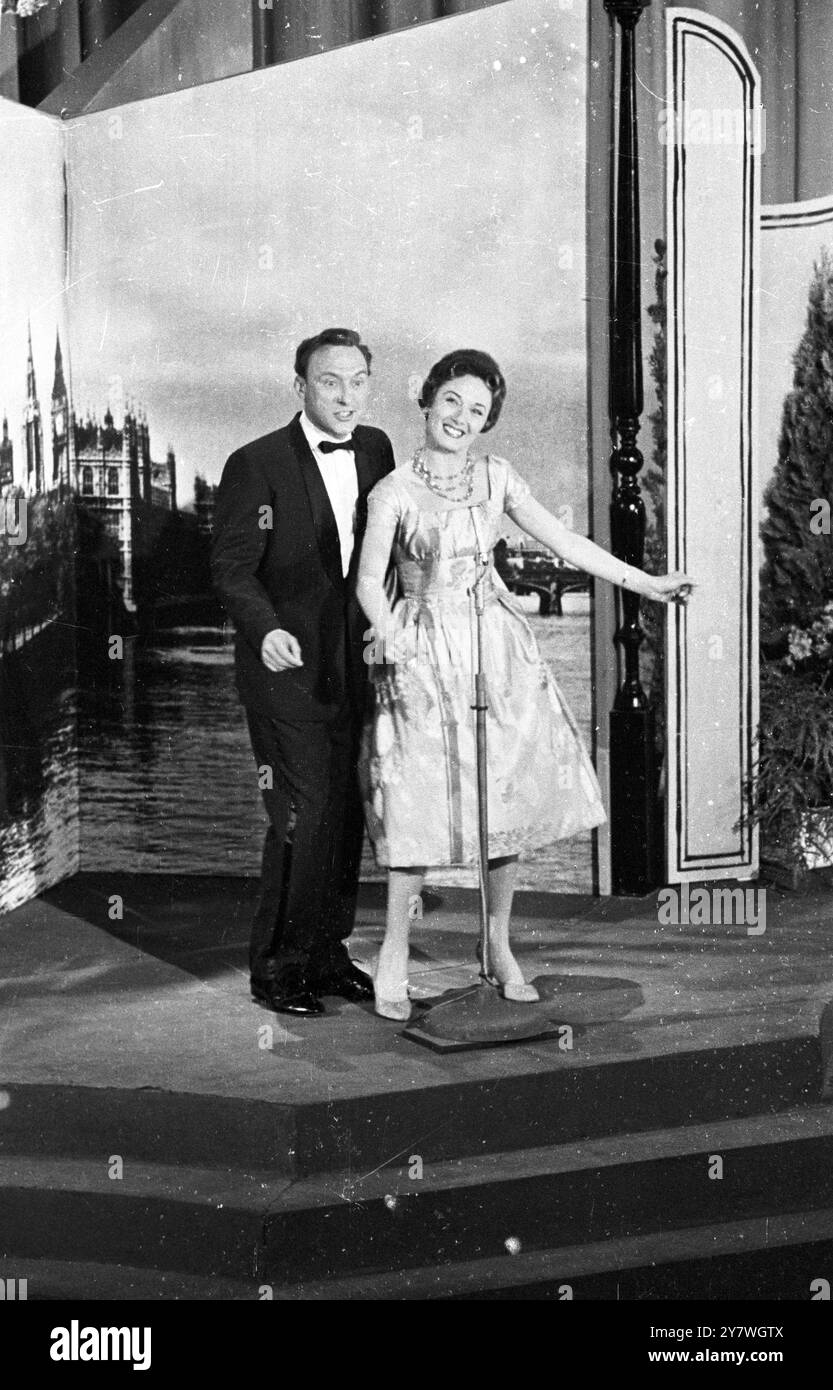 Das britische Ehemann - und Ehefrau-Duo Pearl Carr und Teddy Johnson werden am 12 . März im Festival Palace in Cannes , Frankreich , am Grand Prix Eurovision für European Song gesehen . Das Paar wurde Zweiter im Wettbewerb. März 1959 Stockfoto