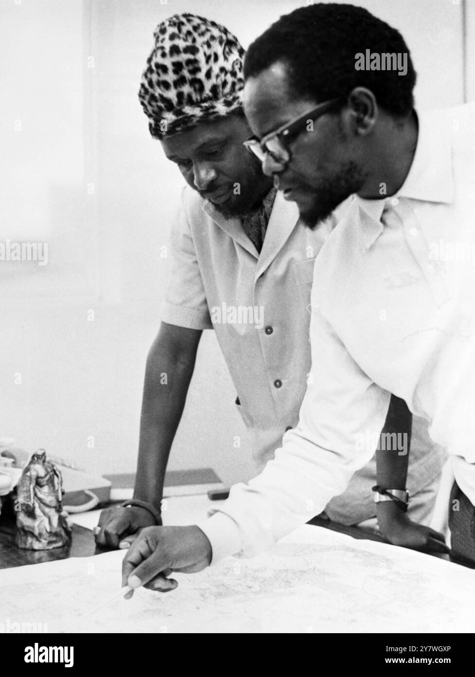 Ndola, Sambia: James Chikerema (links) und Oliver Tambo, die beiden Führer der Simbabwe African Peoples Union (ZAPU) und der südafrikanischen nationalistischen Gruppe Afrikanischer Nationalkongress in Sambia, scheinen auf der Karte den Weg zu planen, den die Terroristen über den Sambesi-Fluss, durch Rhodesien bis Südafrika nehmen. Bilder am 30. August ist Chikerema der Anführer der ZAPU und Tampo, Anführer der A.N.C. am 1. September 1967 Stockfoto